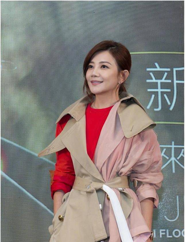 梁静茹这组造型好时尚,穿风衣配马丁靴,斜刘海扎低马尾超减龄_感觉