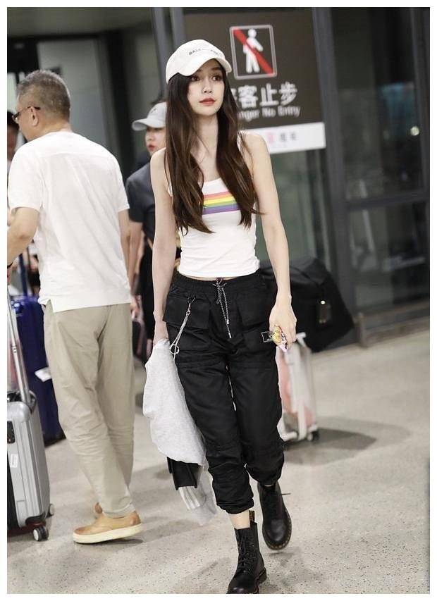 上身穿如此紧的吊带衫,依旧瘦成纸片人_angela_baby_安吉拉