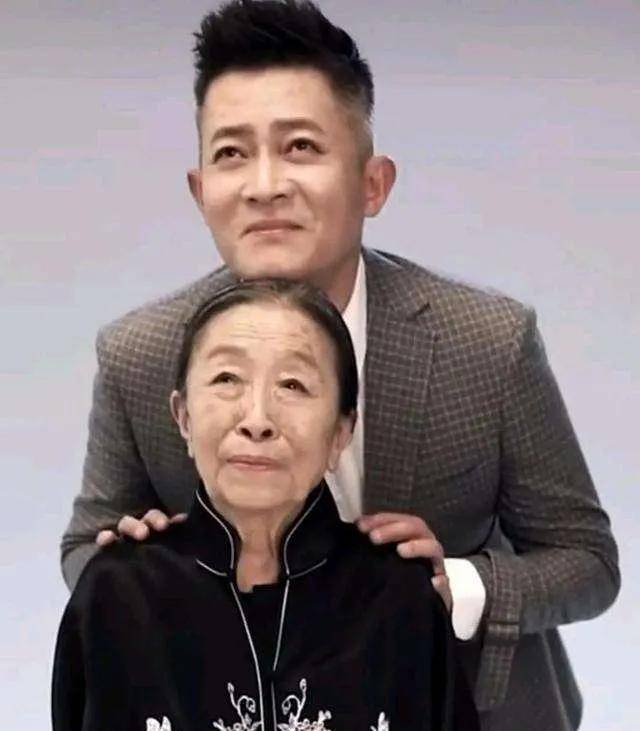 张少华曾说:"我也不是什么明星,我就是个演员而已,离开了镜头,照样过