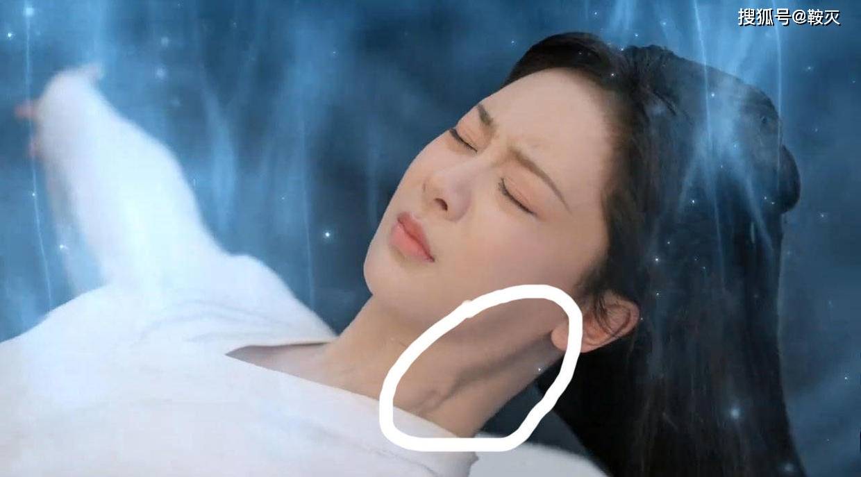 看杨紫的这个表情,还有她脖子上的青筋,她应该是既痛苦又愤怒吧,难道