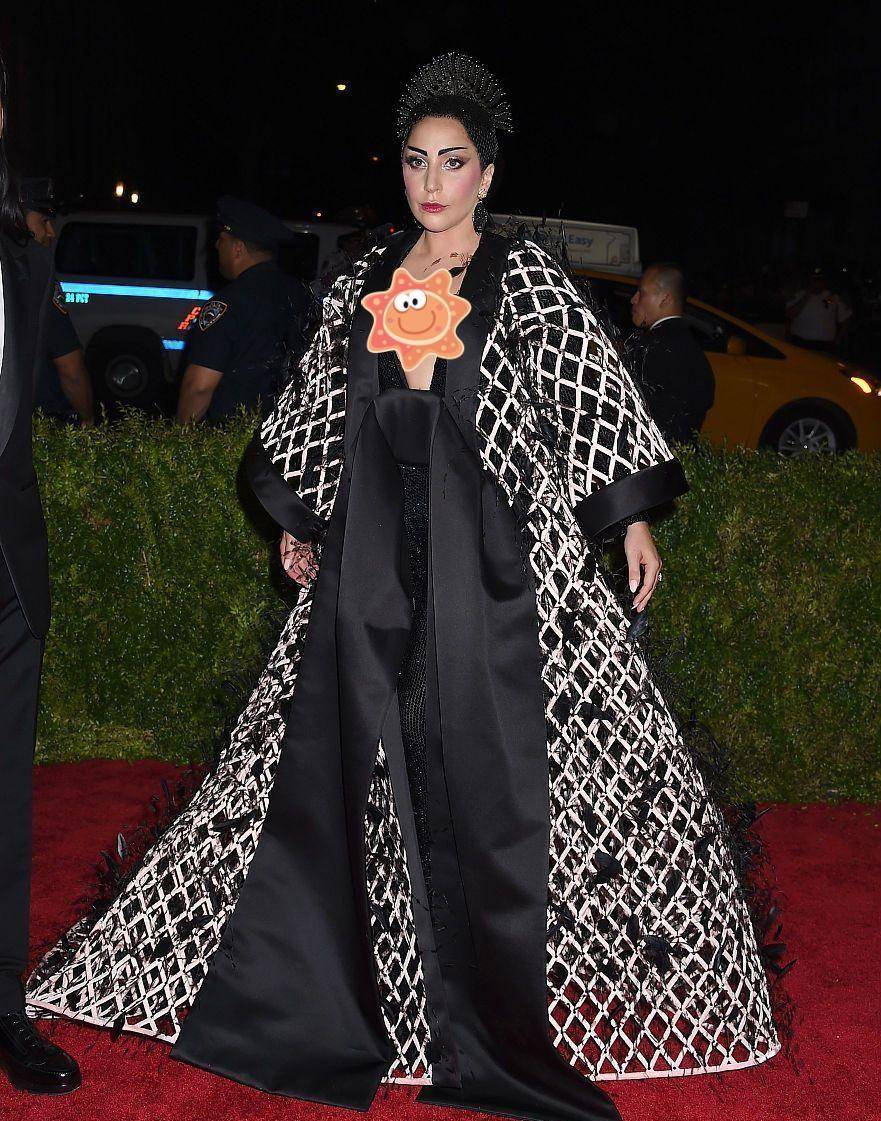 gaga的穿衣风格变低调不少,看着挺有贵妇气质的,依旧很时尚_衣服_女王