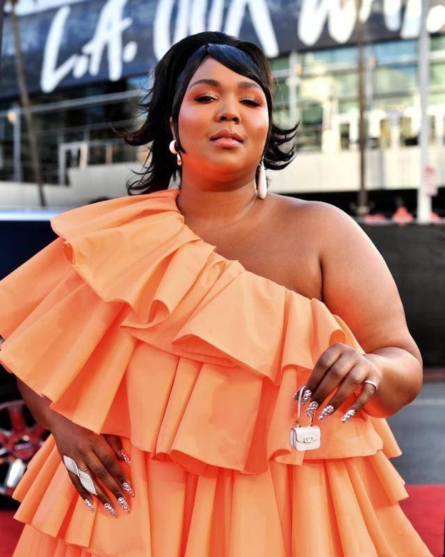 这位胖胖的黑人女歌手,不仅歌声动听,还用自信造型征服大众