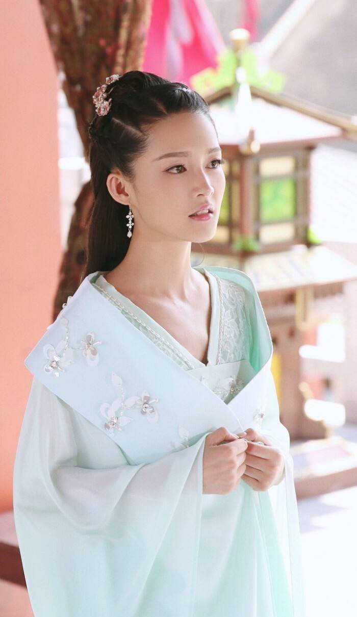 十位穿披肩的古装美女,赵露思娇俏,杨紫高贵,而她惊艳全无