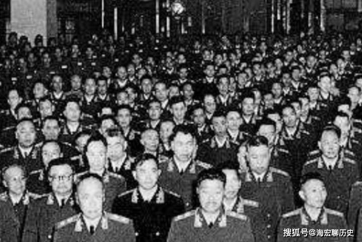 1955年,万众瞩目的授衔仪式上,有3个上将身份比较特殊,为什么?_陈明仁_陶峙岳_董其武