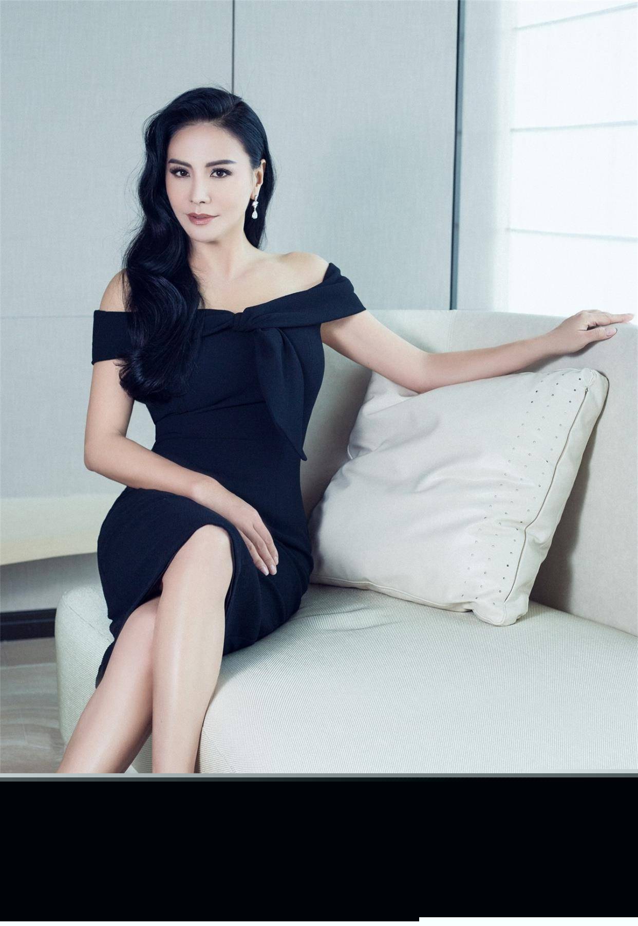 原创53岁田丽真有魅力穿连衣裙露香肩美得高级波浪卷发太显女人味