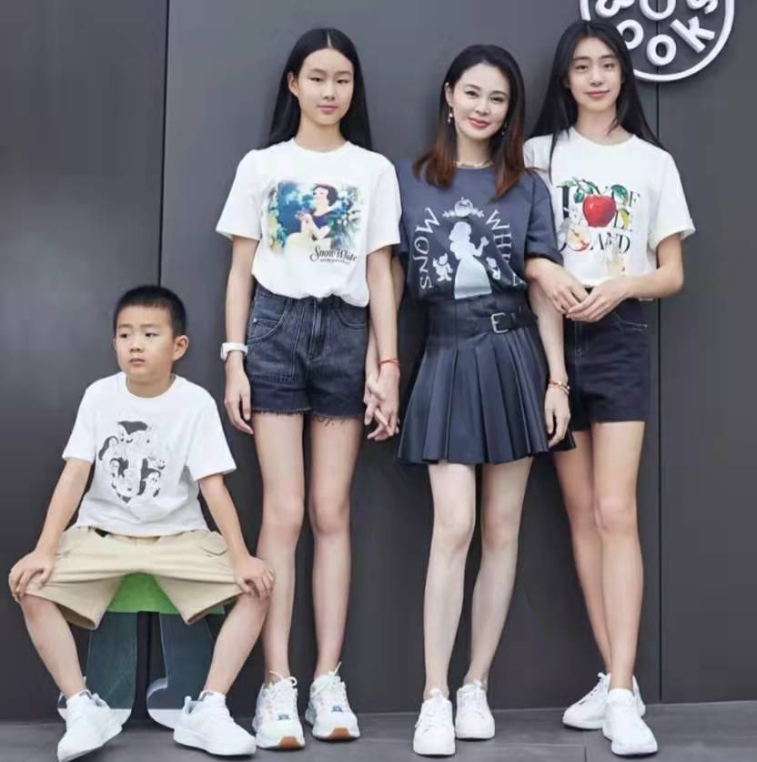 佟大为老婆带三娃逛书店,母女站一起似姐妹