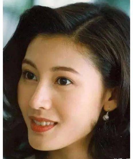 李嘉欣是1988年的香港小姐冠军,中葡混血的她有着姣好的面容和高挑的