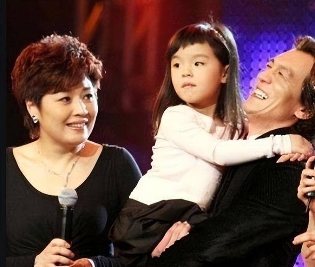 看到妻子想要孩子,李咏这才答应2002年的一天,他们的女儿呱呱坠地