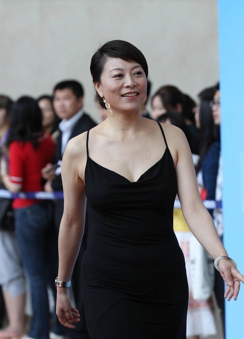 原创60后岳红气质放得开一把岁数穿黑色吊带可惜没逃过中年发福