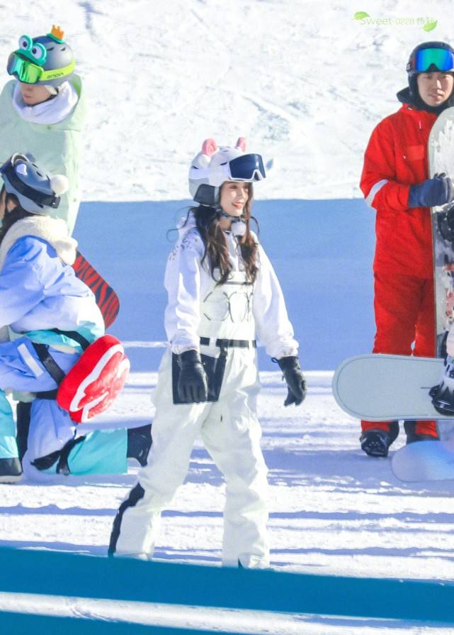 杨颖录制滑雪类综艺节目,妆容造型皆在线,这真不是偶像剧女主吗_海绵