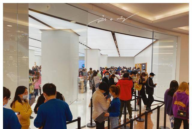 原创             iPhone又黄了？专访上海的苹果专卖店，中国消费者排起长队