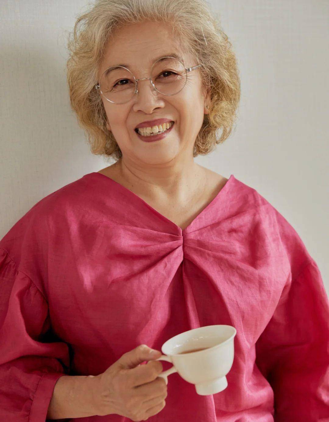 原创这才是60岁女人该有的打扮穿衣简单日常不复杂气质却不输年龄