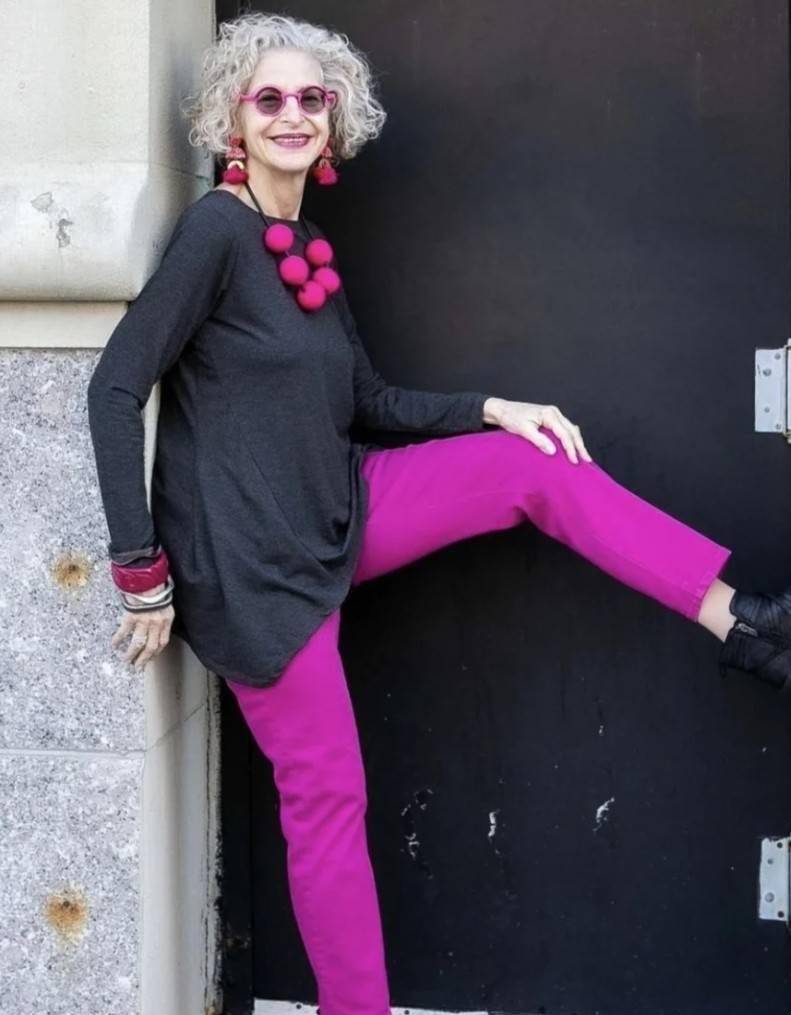 这位奶奶靠色彩搭配成赢家,时髦又洋气_造型_颜色_时尚