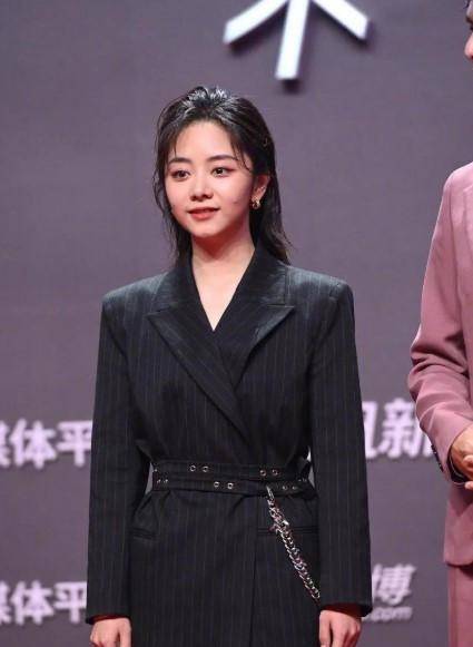 原创谭松韵西装裙ol风很干练甜美的元气小姐姐摇身一变酷帅职场风
