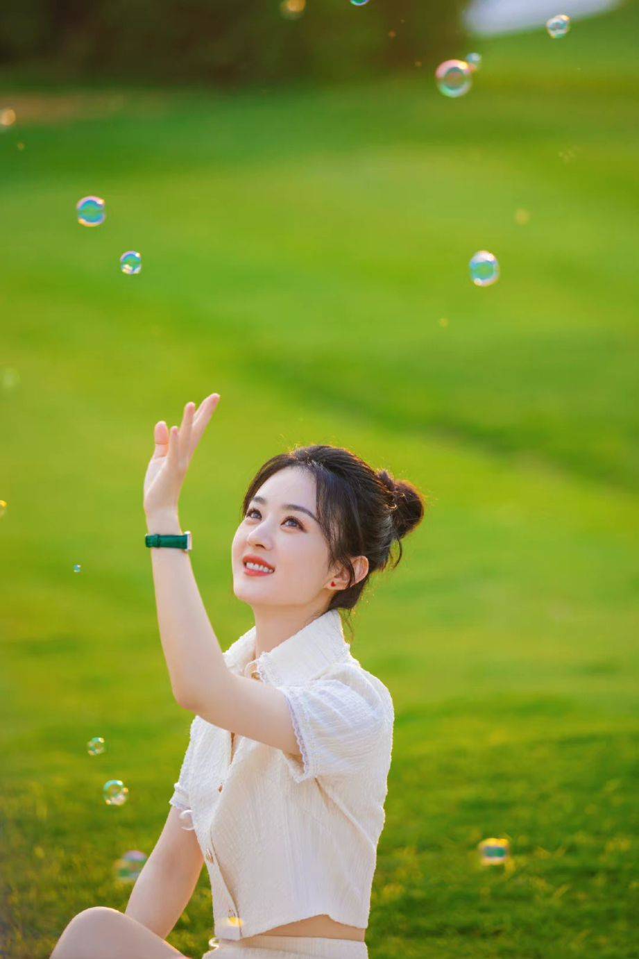 赵丽颖午后露营随拍,甜美可爱笑靥如花,肥皂泡下少女美如画_赵一手