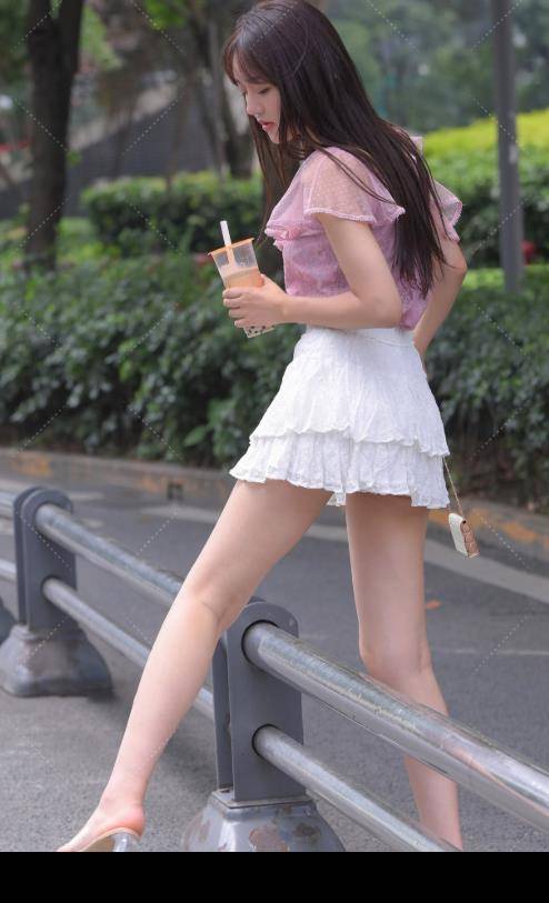 年轻女孩夏天多穿短裙,再运用糖果色搭配,减龄又凸显青春气质_女生