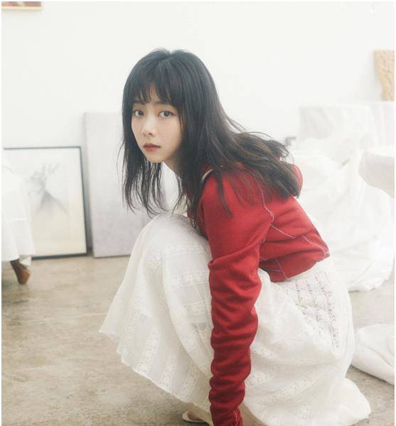 谭松韵橄榄绿长袖超短皮裙,秋季穿出轻熟女,时尚好看,又有气场_气质