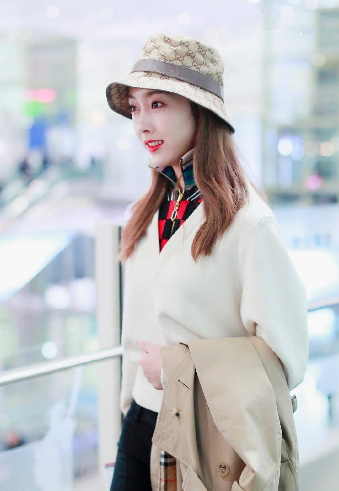 原创温柔师姐宣璐机场扮优雅白色毛衣配渔夫帽青春气质藏不住