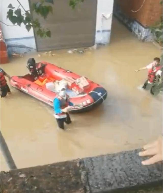 Антипод Криса Ву: Известный китайский журналист назвал Ван Ибо олицетворением добродетели за помощь жертвам наводнения в Хэнани