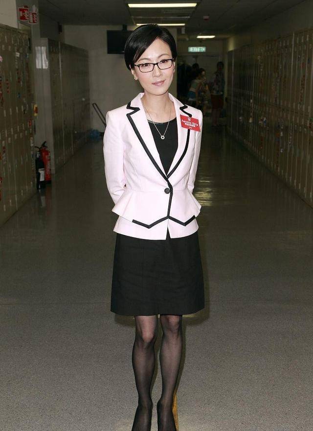 袁洁莹年纪大了,知道要穿的保守,服装一点都不露,却有女人味