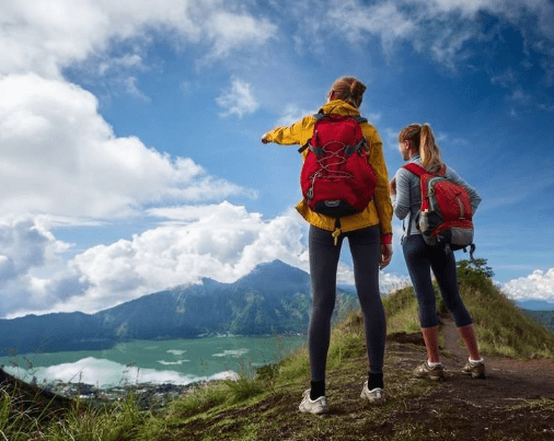 外出旅游时，为什么外国人只背个包，中国人却喜欢带行李箱？