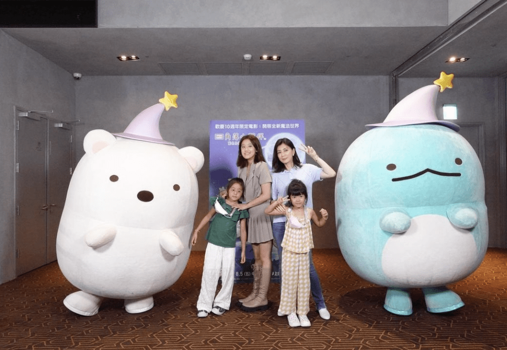 助力女儿进娱乐圈?贾静雯母女同台似同龄人