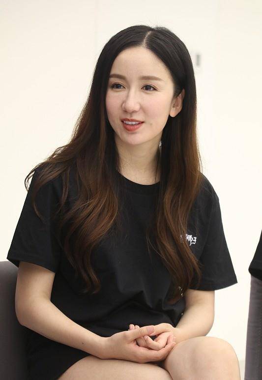 原创胡一菲的饰演者娄艺潇脸部变化明显但还是挺有气质