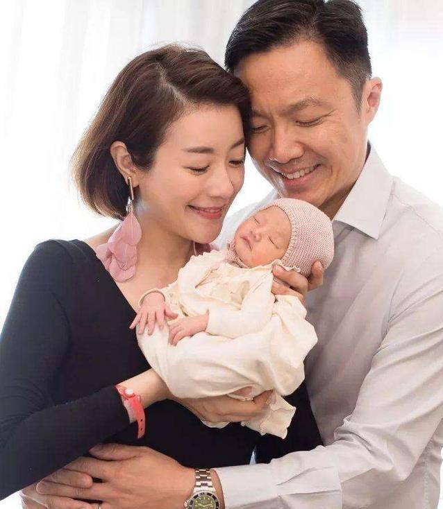 原创她曾被谢霆锋狂追后嫁入豪门生4胎44岁的张燊悦仍魅力十足