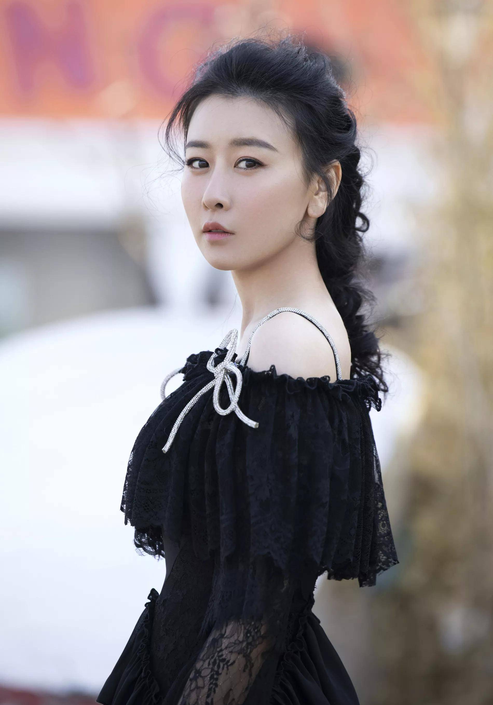 的美貌(身高170cm,体重52kg,颜值好,身材姣好),毛俊杰有很多表现机会