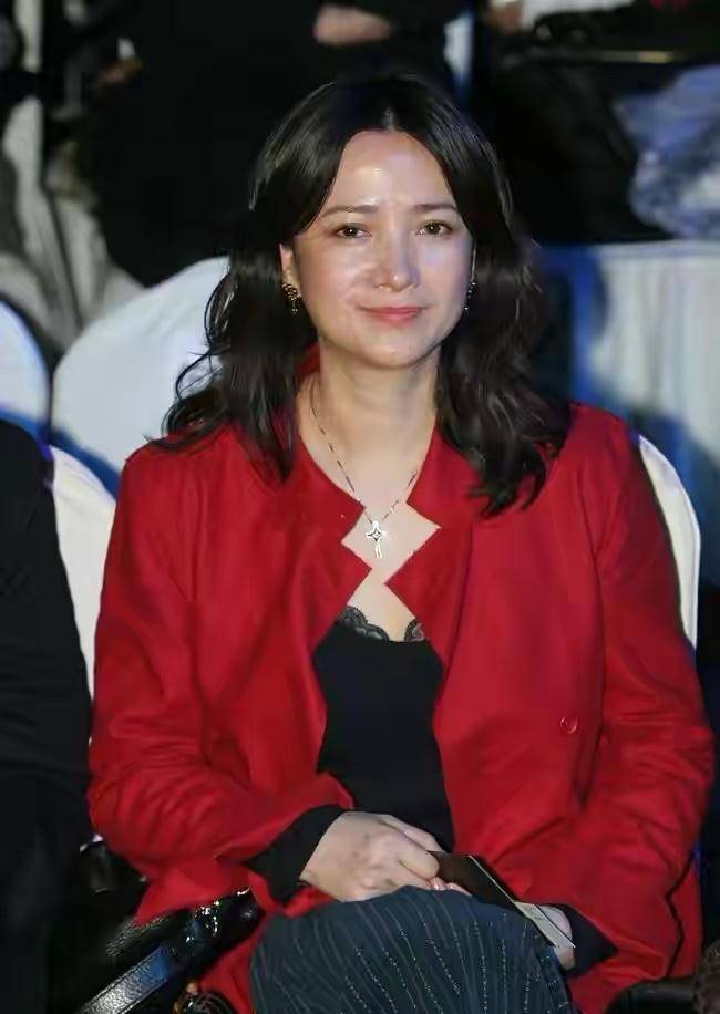 原创何晴无惧身材发福穿t恤走红毯够自信有大妈肚气质也高级