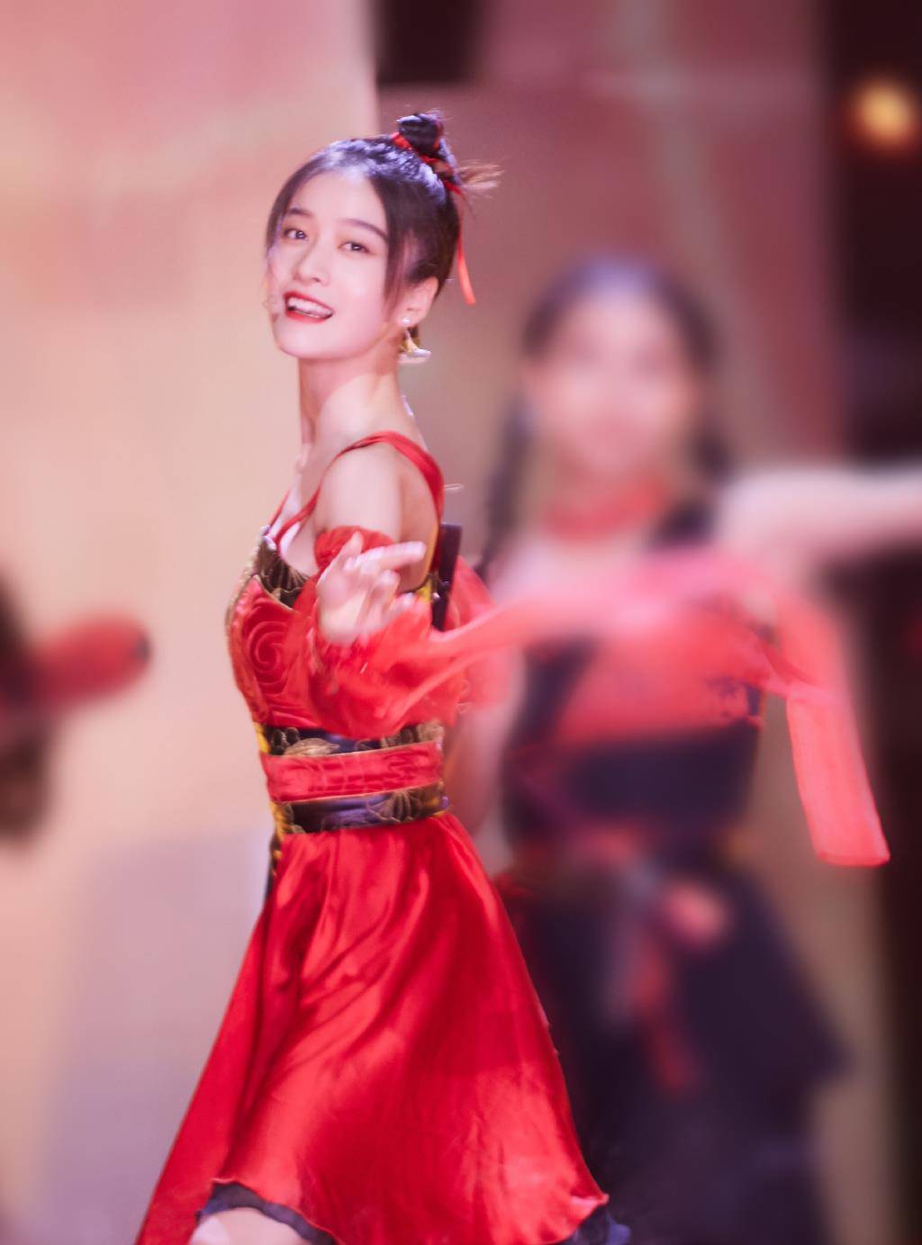 23岁张雪迎穿衣真"胆大",扎丸子头配红色吊带连衣裙,抢眼抢镜_造型