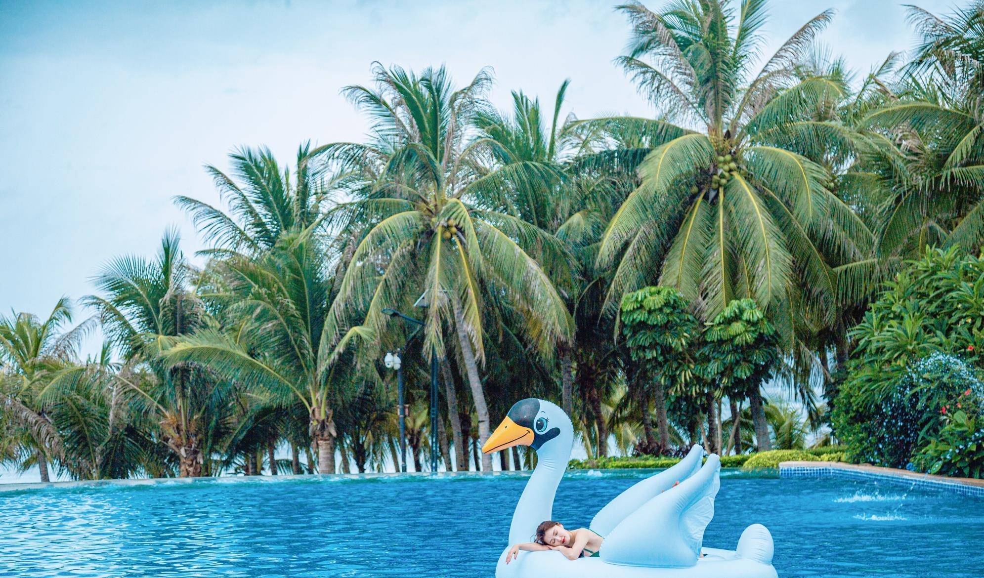 原创40多岁的著名女星也敢穿性感泳衣泳池中展露窈窕身材