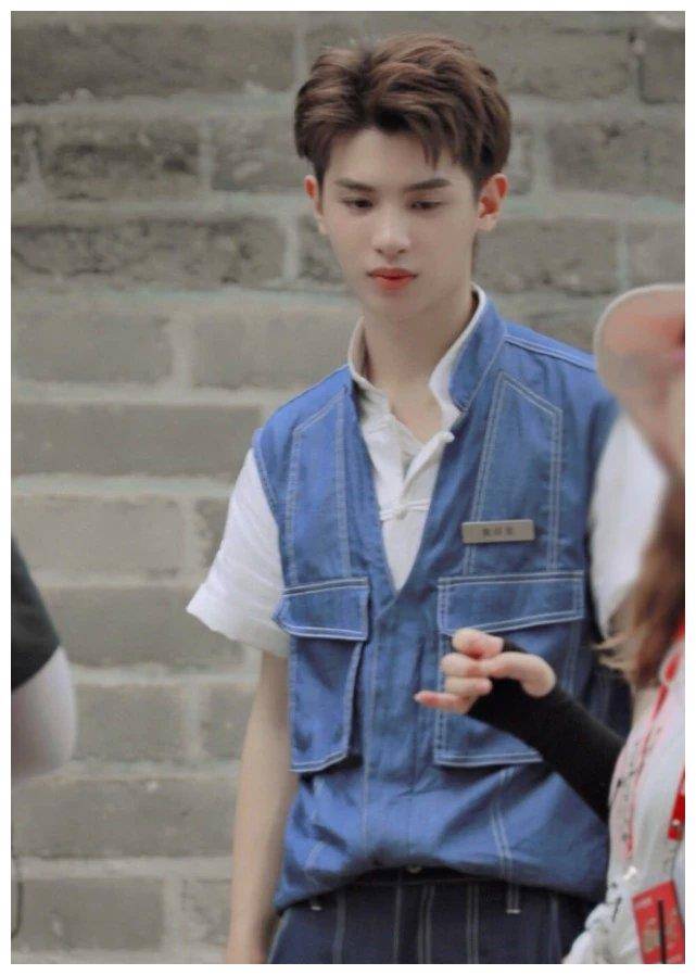 原创8月真的不流行aj了受宠的是黄明昊的油漆鞋酷炫到服气