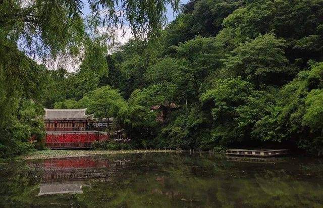 湖水清澈，山幽林密！贵州一公园，六大景区组成，距市区1.5公里