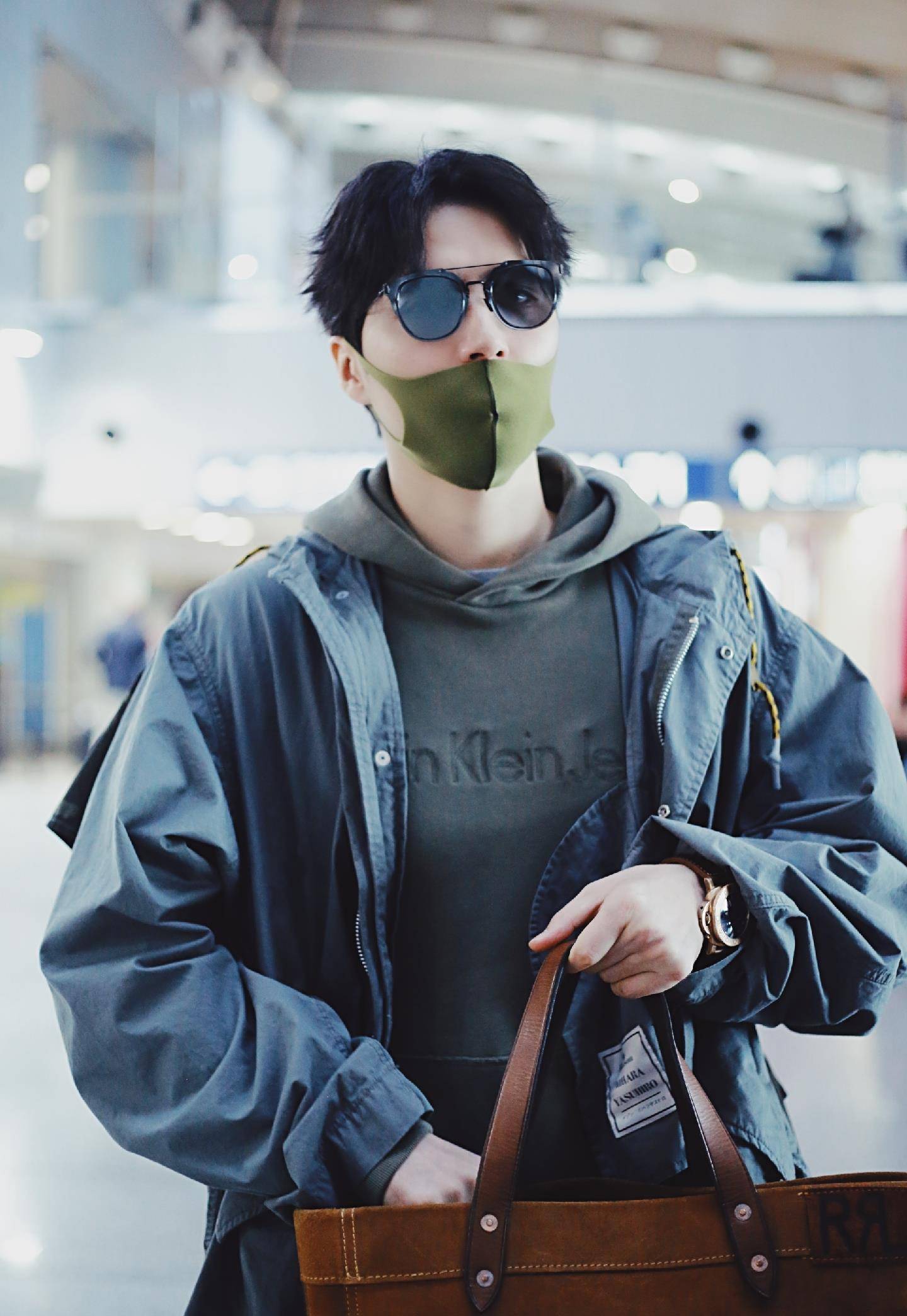 原创异域男神阿云嘎潮味出街深色卫衣配大墨镜这成熟气质a爆了