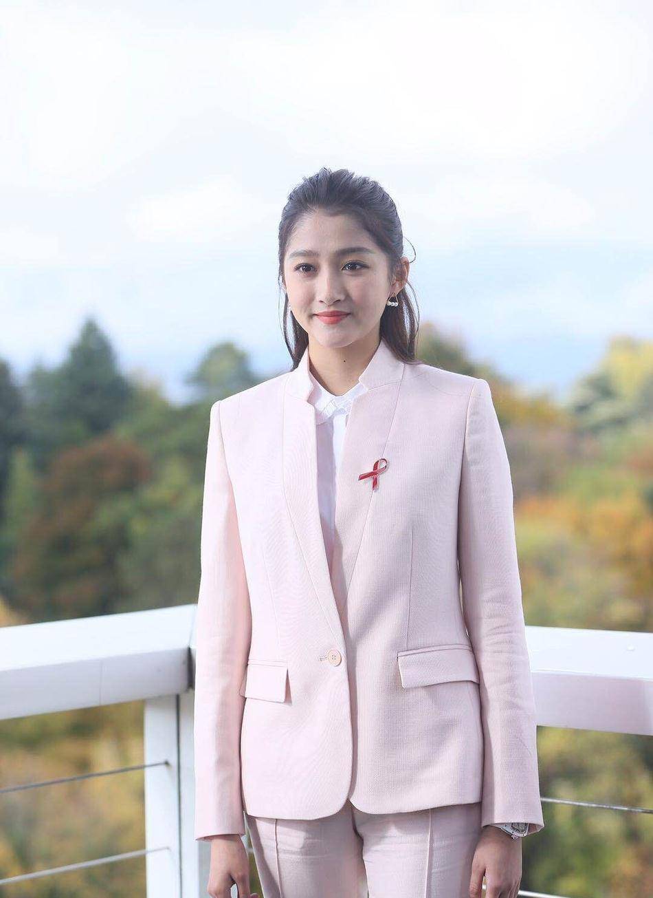 关晓彤又把西装穿火了,黑色西装搭配白色板鞋,时尚减龄还显气质_版型