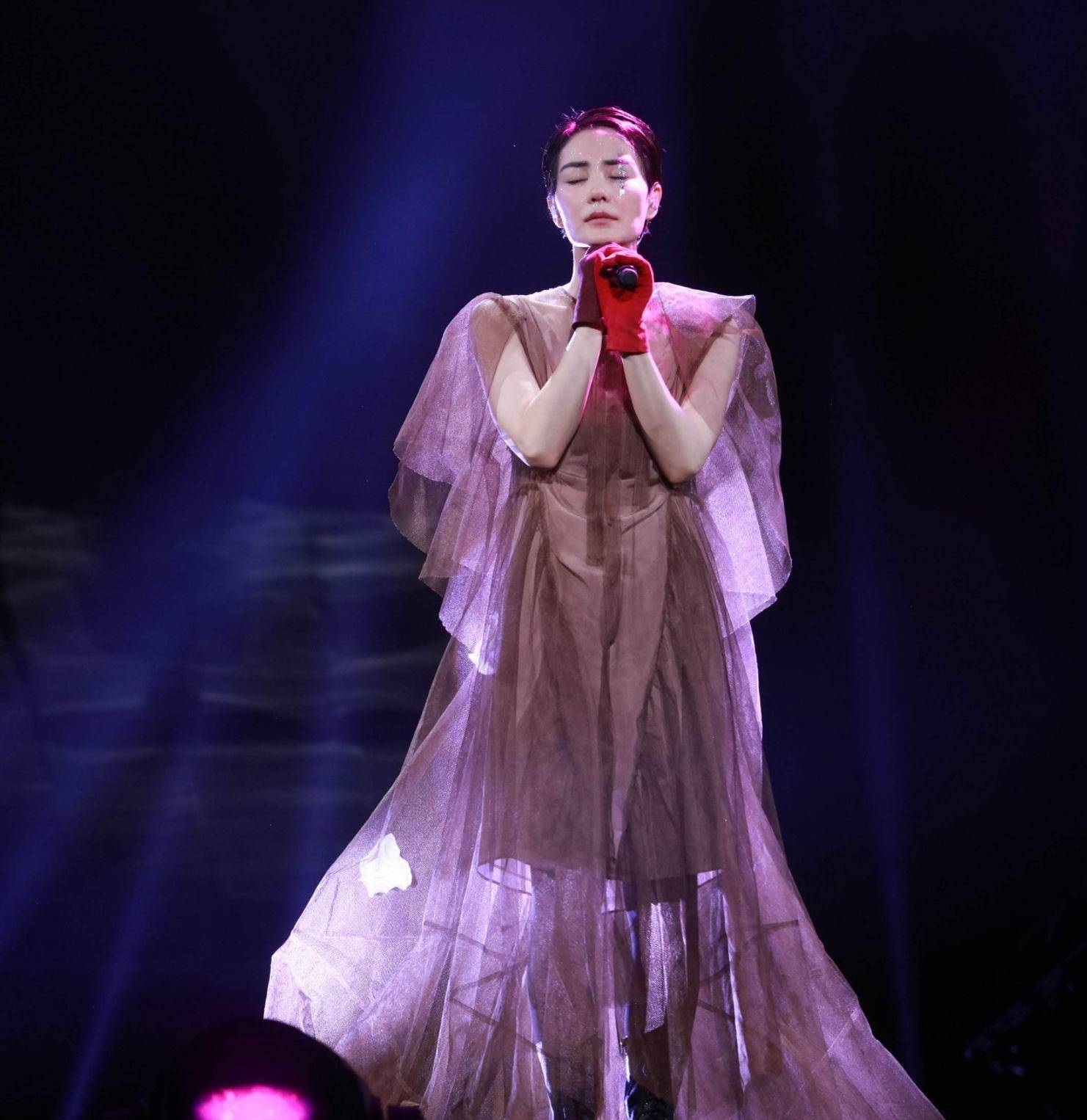 相比之下,王菲在演唱会中的造型更加华丽.