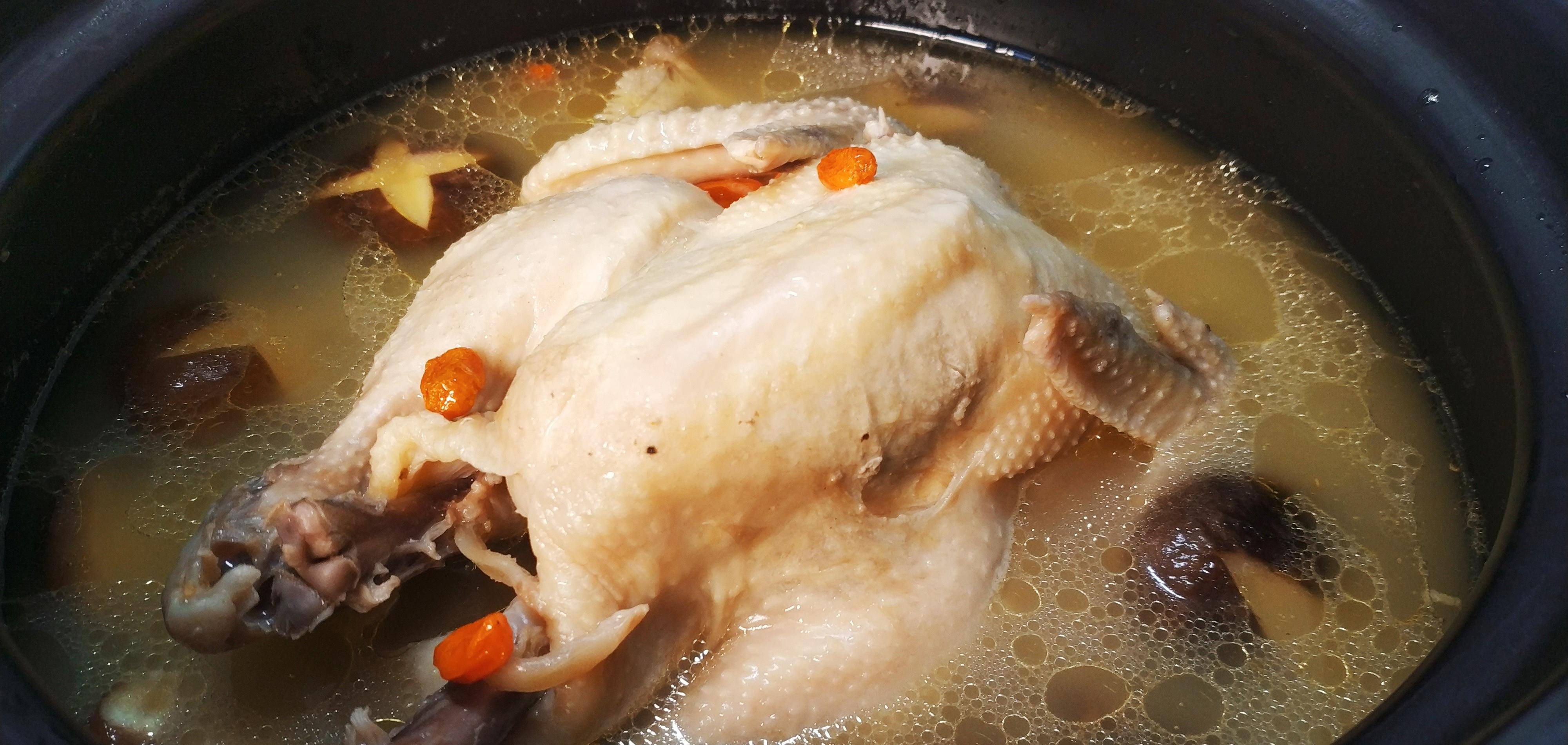 小贴士:鸡肉最好选择老母鸡,如果没有随便使用哪种鸡都可以.
