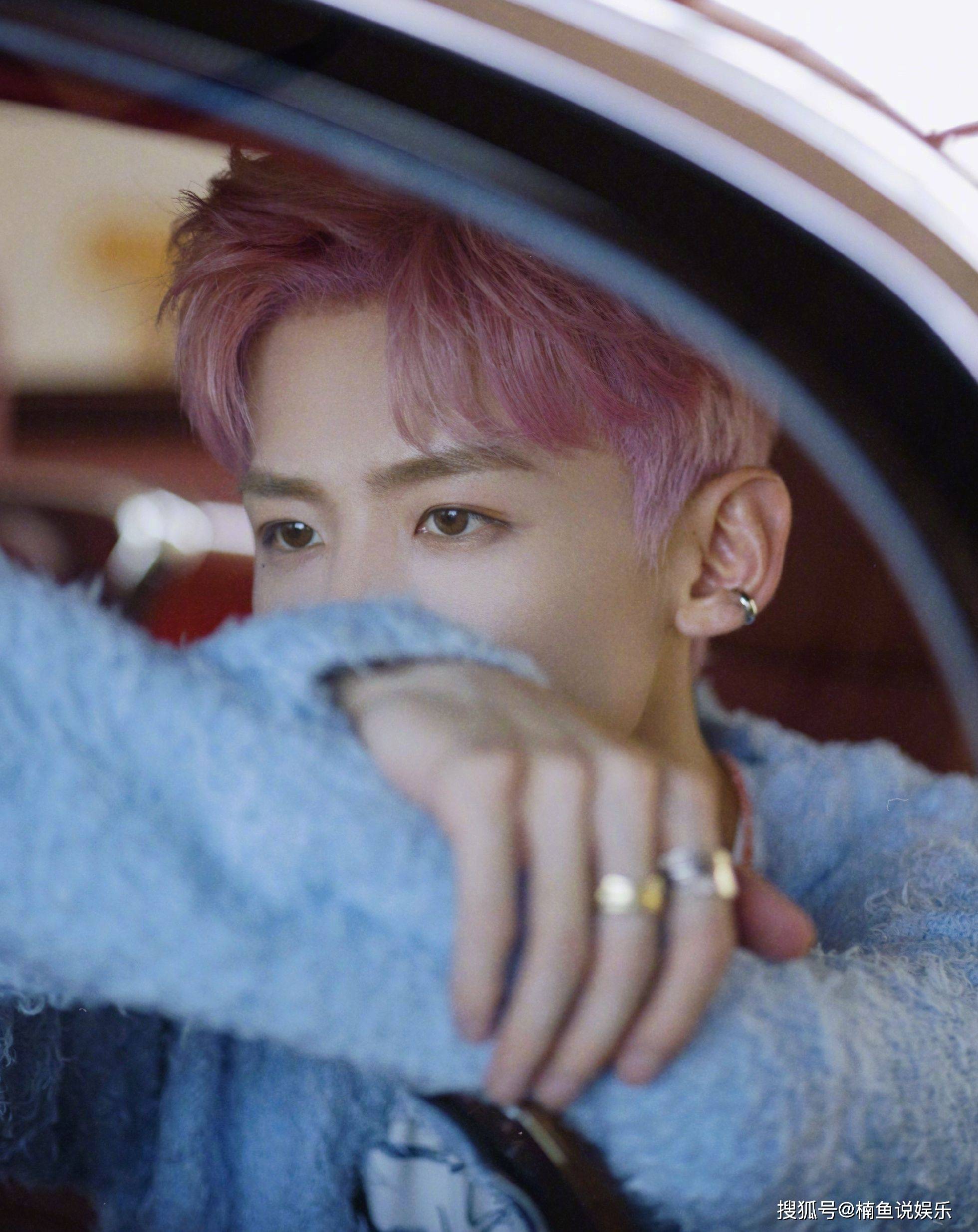 白敬亭粉色头发有多绝皮肤白皙脸蛋精致宛如漫画里的美男子