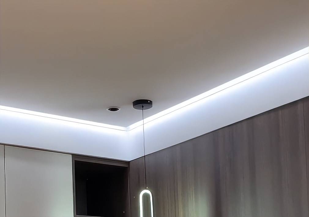 原创悬浮吊顶线性灯槽的做法不仅好看而且能在视觉上增加空间的高度