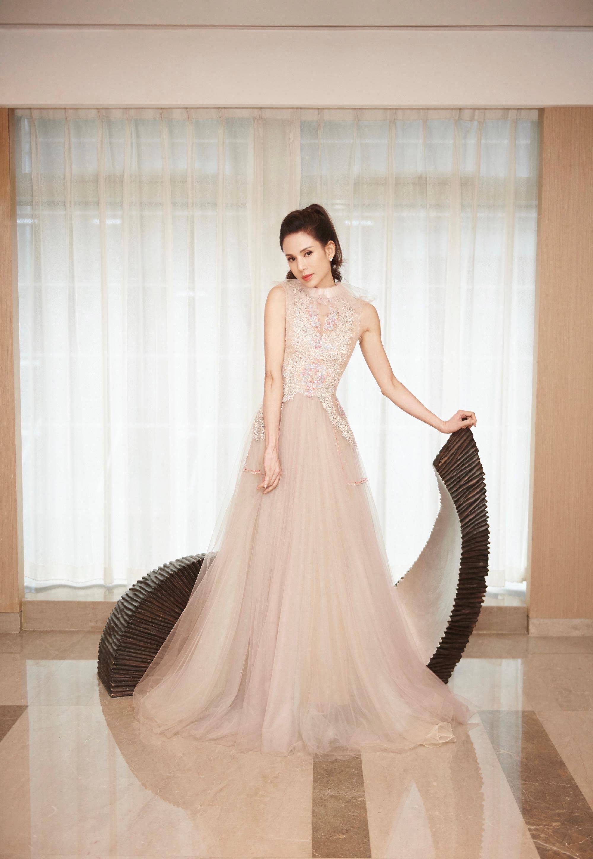 原创47岁太真实李若彤粉色礼服知性优雅时光从不败美人