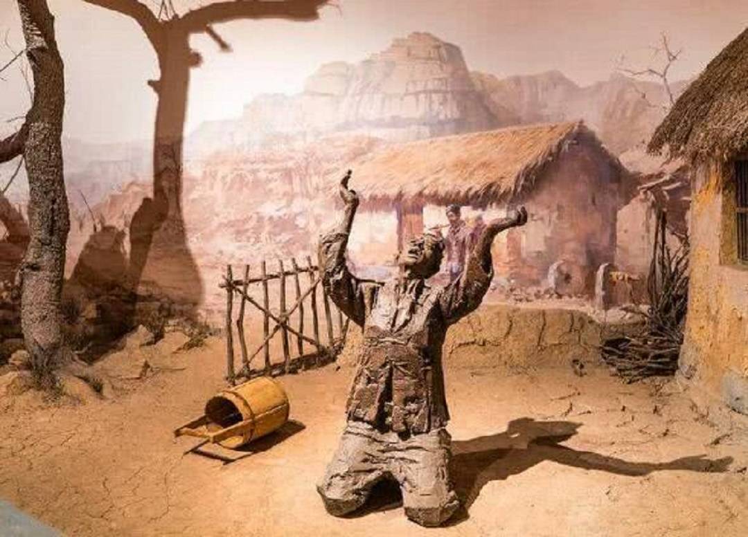 古代闹饥荒,灾民为何放着河里的鱼虾不抓,宁可吃草根啃树皮?