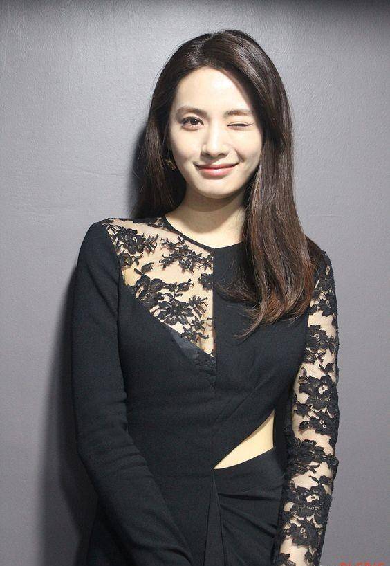 原创世界第一美女林珍娜穿搭清新靓丽吸睛的颜值时尚感倍增