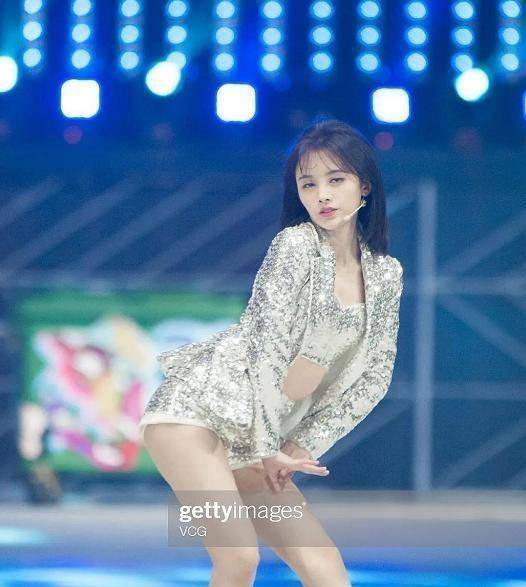 鞠婧祎参加活动!没有滤镜照片曝光真实的面值_肚脐_发型_套装