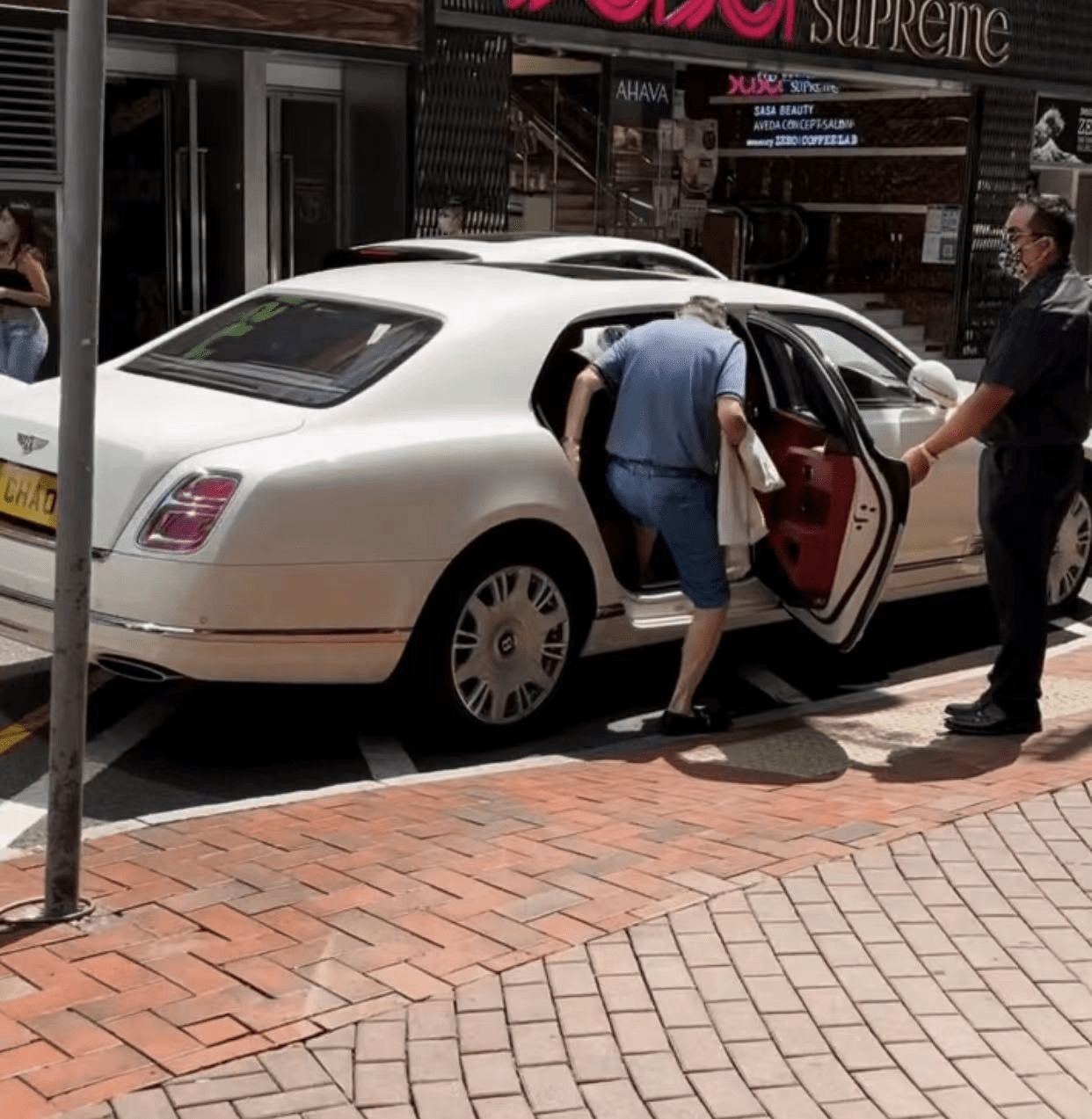 原创86岁赵世曾又换新女友携长腿美女坐豪车曾花百万牵手林志玲