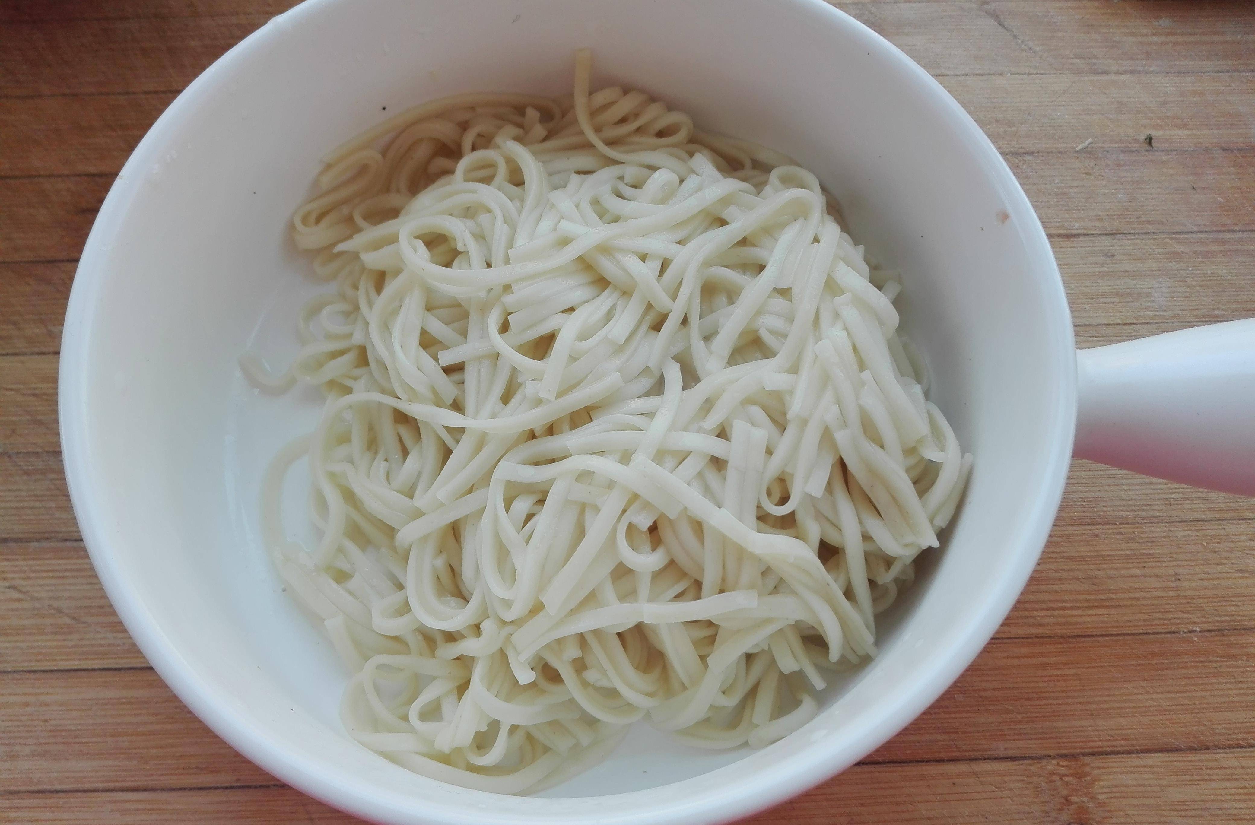 原创用鸡蛋来做面条再配上一碗酸汤营养开胃爱吃面条的快来收藏