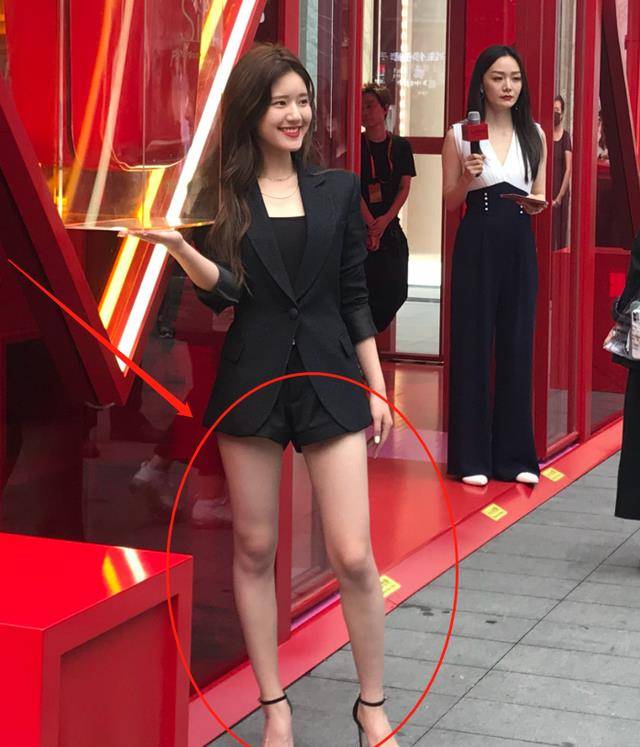 赵露思穿超短裤出席活动,失去八级精修特效后,真实腿围一望而知_明星
