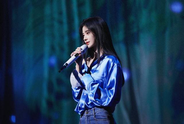 鞠婧祎彩排美照曝光蓝色露肩衬衫搭配牛仔裤知性性感超惊艳