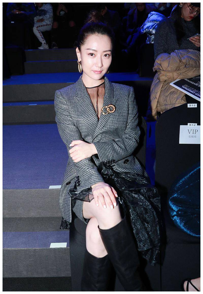 33岁白冰丸子头显高挑穿格纹西装裙套装叠穿黑纱裙太优雅