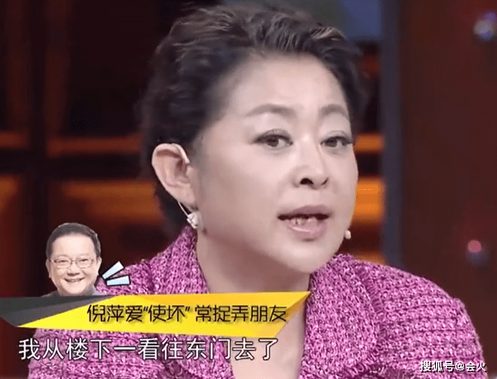 倪萍王刚再次携手主持,两人相拥难掩激动